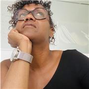 Formateur donne cours particulier en français pour des élèves de primaires